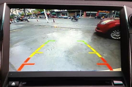 倒车影像就等同于一个倒车时使用的实时视频监控相比雷达会更为直观不管是低矮的大石块或是细细的铁柱都躲不过它的法眼